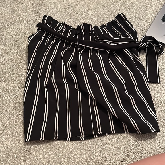 Black and white striped shorts - Picture 3 of 6